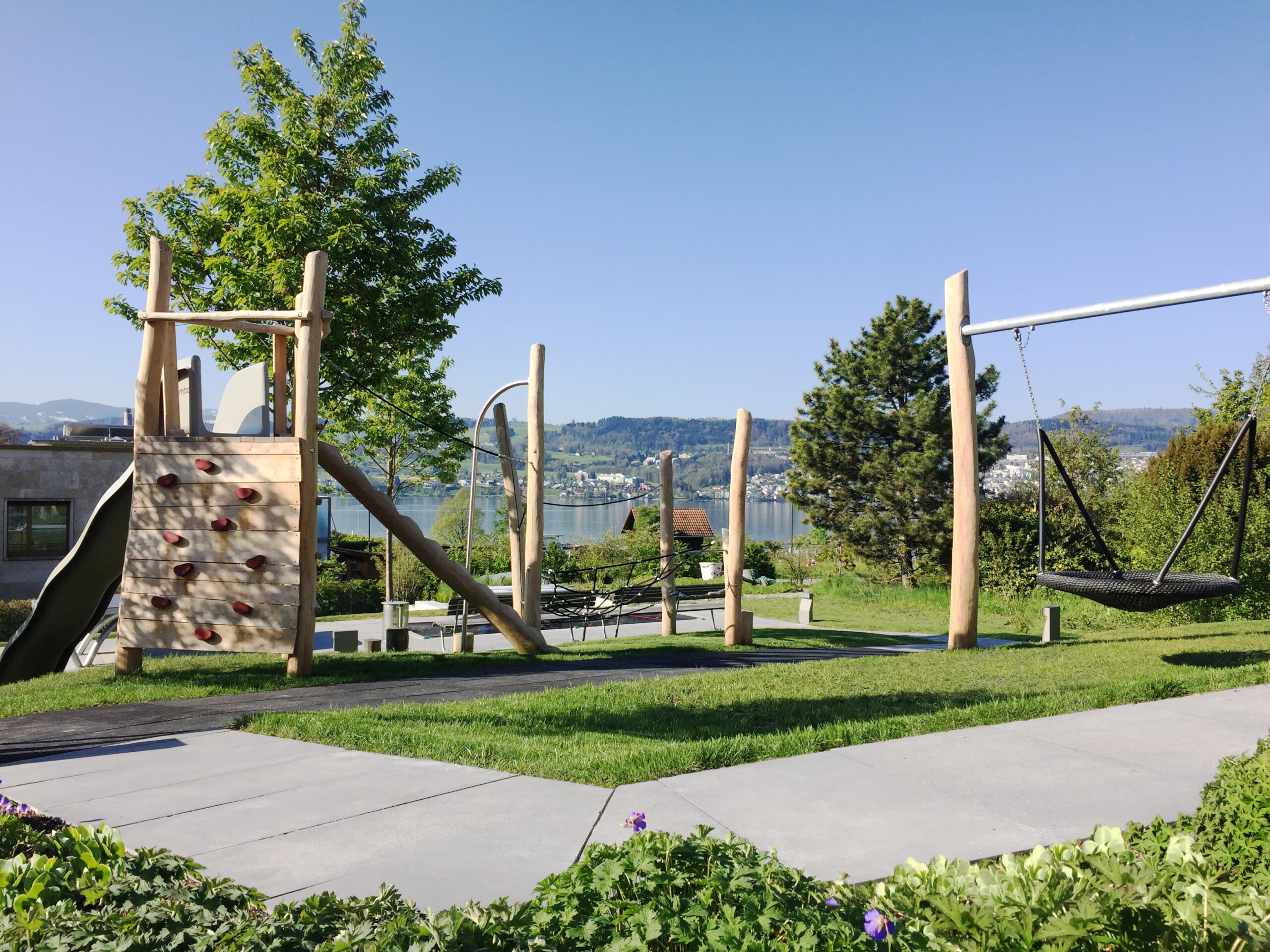 Der Spielplatz in Meilen wurde mit verschiedensten Spielgeräten erweitert.